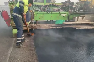 На Ладожском мосту уложили 2500 тонн асфальта