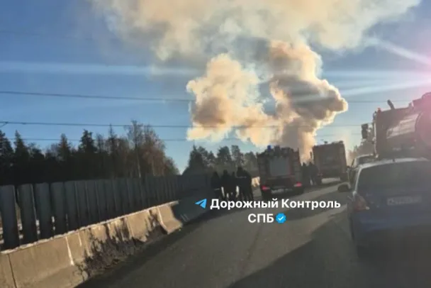 На подъезде к порту Усть-Луга загорелся бензовоз