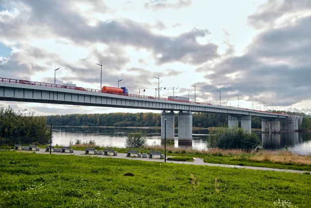 Пробка более 7 км собралась перед Ладожским мостом
